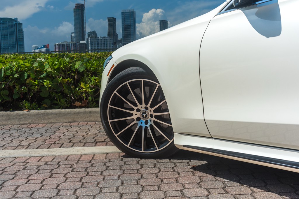 Mercedes-Benz S580 4MATIC LWB — photo 4 of 15, White exterior with Brown interior, available from KEY'D Miami